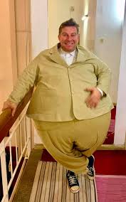 Povestea tristă dar şi comică a lui grasu' contrabasu este rodul unor experienţe proprii dar şi a unor întâlniri cu oameni simpli, cu care am trăit şi mai trăiesc alături şi care nu au nimic. Pavel Bartos ExperienÅ£a Unei Mari Iubiri Teatrul