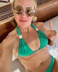 Carrie Underwood shows off incredible abs in green bikini