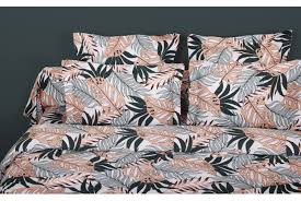 Cette collection de linge de lit bénéficie d'un traitement easycare, qui consiste à l'ajout d'adoucissant lors de la fabrication pour un repassage. Parure De Lit Satin De Coton Tropical