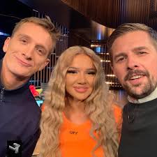 Elle défend ainsi la famille de dariush forouhar , et de son épouse, parvaneh forouhar (en) , retrouvés morts, ainsi que d' ezzat ebrahiminejad (en). Late Night Berlin A Twitter Geschafft Erste Folge Latenightberlin Uncut Mit Gasten Mit Denen Man Fahrrader Stehlen Kann Extrem Laute S O An Shirindavid Felixbrummer Adeltawil Und Dieatzen Https T Co Q6rjn0faze