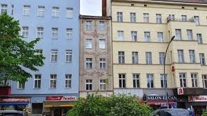 Mit schweren rammböcken und kettensägen verschaffte sich die berliner polizei am donnerstagvormittag doch noch zugang zu einem haus im stadtteil friedrichshain, das seit jahren als. Das Schmalste Haus Berlins Berlin Affin
