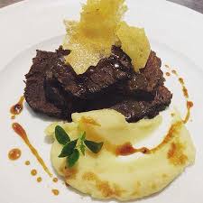 Ho pulito il sedano rapa e le patate, li ho fatti a pezzi e messi a cucinare a vapore. Guancia Di Vitello Brasata Al Vino Rosso Con Pure Di Sedano Rapa E Cialda Di Polenta Croccante Picture Of Centopercento Gusto Rieti Tripadvisor