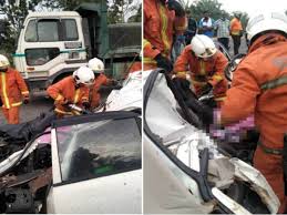 Tak sangka yang diselamatkan adik sepupu kawan sendiri khidmat khas kemalangan jalan raya. Dua Lelaki Maut Kereta Bertembung Treler