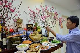 Tại giáo xứ chính trạch (giáo phận đà nẵng), thánh lễ được tổ chức lúc 19h30, kéo dài hơn một tiếng, để người dân về đón sau bữa cơm tất niên, bà hồ thị khánh thu cũng tranh thủ chuẩn bị mâm cổ để tối cúng giao thừa. Chuyen Gia Dáº¡y Cach Lam Mam Cá»— Cung Giao Thá»«a