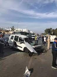 صور الحادث حادثة سير خطيرة وقعت عشية يوم أمس أمام جماعة ابي القنادل بين شاحنة كبيرة وسيارة أجرة الحادث كان سببها الرئيسي حسب شهود عيان هو محاولة سائق ال road