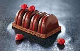 Les Buches De Noel Les Plus Gourmandes Des Patissiers Buche De Noel Chocolat Framboise Macaron