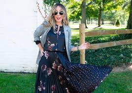 If your midi skirt is in a heavier fabric or a print, i would stick to a more neutral or solid top. How To Style Midi Skirts And Dresses To Look Chic Not Frumpy The Wardrobe Consultant
