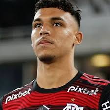 O Flamengo decidiu reintegrar Victor Hugo ao elenco principal após o fim do  empréstimo. O meia será novamente avaliado pela comissão técnica. Caso  surja uma nova proposta, a diretoria analisará a possibilidade,