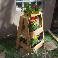 Como Hacer Un Estante Para Plantas Esta Es Una Gran Manera De Ahorrar Espacio Y Te Ofrece La Capacidad De Ten Diy Plant Stand Plant Stands Outdoor Plant Stand
