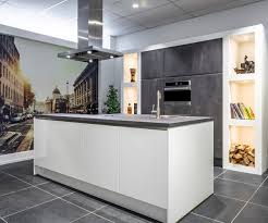 pin op keuken met eiland