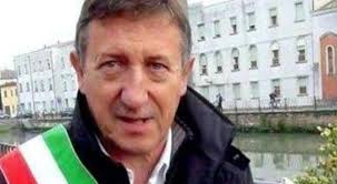 L'ex sindaco nei guai: ha raggirato un'anziana per rubarle un terreno