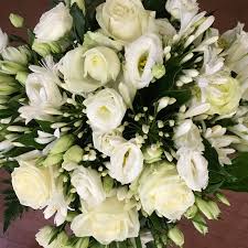 Rose rosse e lisianthus a domicilio fiori simili alle rose nome : Bouquet Fiori Bianchi Capandule Rose Lisianthus