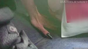 Cht 99 Hand mit Füßen treten, ohne zu wissen, wie man mit Trampeln Sandalen  zerquetscht