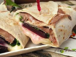 La piadina romagnola infatti è un piatto veloce, si scalda in pochi minuti ed è subito pronta da farcire con salumi e formaggi. Pin Su Piadine