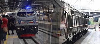 Sultan johor kurnia kereta kepada jururawat wad diraja hsa johor bahru: Sultan Johor Sultan Ibrahim Sultan Iskandar Menerima Sijil Kelayakan Pemandu Kanan Lokomotif Keretapi Tanah Melayu Berhad Ktmb Satu Johor