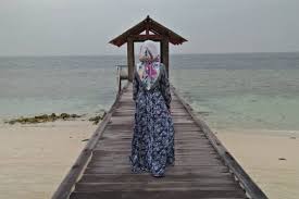 Anda tidak perlu mengeluarkan uang yang banyak, cukup rp.10.000 per orang saja anda sudah bisa masuk ke kawasan pantai teluk asmoro. Pantai Gili Labak Wisata Di Madura Yang Bagus Dan Hits 2020