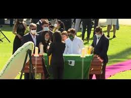 Pedro castillo en el balcón del edificio de campaña ante sus seguidores, lima, 8 de el candidato izquierdista de perú libre, pedro castillo, afirmó la noche del martes ante sus seguidores que su. Momento Em Que Caixao De Pedro Lima Foi Forrado Com A Mitica Bandeira Do Sporting 23 06 2020 Youtube