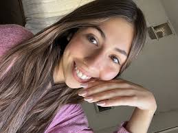 Eres guapa divina con carisma y una sonrisa espectacular