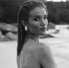 Black And White Beach Photoshoot Linda M Rosie Huntington Whiteley Beach Photoshoot Portrait Photography Black And White Portraits