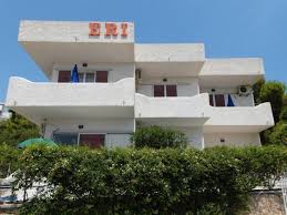 Αν επιλέξετε για τη διαμονή σας κάποιο ξενοδοχείο κοντά στο λιμάνι της αίγινας, τότε μπορείτε εύκολα να «πεταχτείτε» στις παραλίες. Enoikiazomena Dwmatia Aigina Agia Marina Eri Studios 4ty Gr