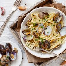 Ingredienti freschi, profumi di mare: Come Preparare Degli Spaghetti Alle Vongole La Ricetta Peroni Snc Blog