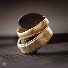 For The Guys Hand Carved Men S Wedding Bands Ringe