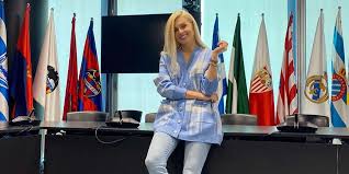 Зинченко вновь промахнулся и поцеловал девушку в щеку. Aleksandr Zinchenko Devushka Vlada Sedan Vylozhila Foto V Plate Nv