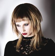 Sia che sia abbinata a un taglio scalato o ai capelli lunghi, è con questo genere di capello che il restyling della frangia dà i suoi risultati migliori senza sforzo e senza ricadere nell’antiestetico effetto piatto e dritto che altre ragazze devono sconfiggere a colpi di piastra e spazzola. Frangetta Corta 3 Motivi Per Sceglierla Le Shampiste