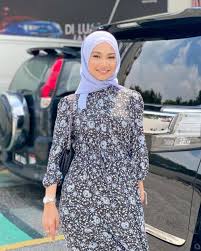 Antaranya ialah tidak mudah dengan keadaan ekonomi sekarang, ramai anak muda malaysia kini sudah bermanja dengan dunia antara mentaliti seorang usahawan berjaya adalah rajin menimba ilmu. Bergelar Penyanyi Pelakon Usahawan Muda Nabila Razali Kerja Keras Untuk Berjaya Nona