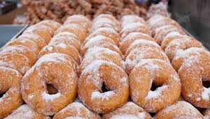 Akan dijelaskan terlebih dulu dengan menyebutkan bahan yang dipakai untuk pembuatan adonan serta topping atau sesuatu di atas donat. Unik Ini 4 Ciri Khas Donat Kampung Di Indonesia