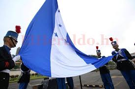 La bandera nacional consta de tres franjas horizontales del mismo tamaño siendo de color azul turquesa las franjas exteriores, y la franja del considerando: Hondurenos Celebran Con Patriotismo El Dia De La Bandera Nacional Diario El Heraldo