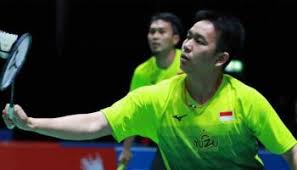 Hendra memilih opsi yang kedua agar bisa kembali berkumpul dengan istri, sandiani arief, dan ketiga anaknya, richard heinrich setiawan, richelle hillary setiawan, dan russell howard setiawan. Emotions Kicked Out Of All England The Wife Asks Hendra Setiawan To Go Berserk Netral News