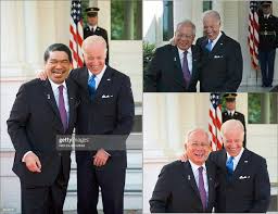 Umur 67 tahun) adalah seorang perdana menteri malaysia sejak tanggal 3 april 2009 hingga tanggal 10 mei 2018. Najib Razak Jahat Siapa Yang Edit Dan Sebar Gambar Sebelah Kiri Ini Apapun Congratulations To Joe Biden For His Inauguration As America S 46th President Gambar Ini Sebenarnya Adalah Saya Dengan Joe