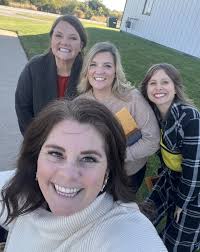 🌷We love opportunities to share the awesomeness of our community with  others! Thank you to the representatives from Marion, Indiana, for visiting  Pella! We will gladly host them again any time! We