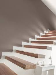 On Mise Sur La Simplicite Et L Indemodable Pour Une Montee D Escalier Epuree Castorama Inspiration Decoration Ideedeco Tendanced Deco Sol Maison Escalier