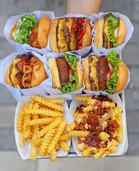 Shake shack | *official shake shack account* modern day version of a roadside burger stand serving burgers, hot dogs, shakes, frozen custard, beer, wine and more. 3 276 Curtidas 22 Comentarios Shake Shack Shakeshack No Instagram Did You Stop Scrolling Thenaughtyfork Shakesha Food Yummy Food Coconut Chutney