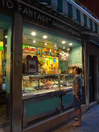 Magasin De Gelato En Italie Gelato Shop In Italy Gelato Shop Shopping In Italy Cafe Design