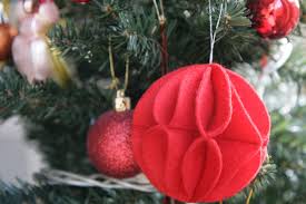 Botte de noel jolie feutrine rouge fermée par un lien de couleur. Une Boule De Noel En Feutrine Petit Citron