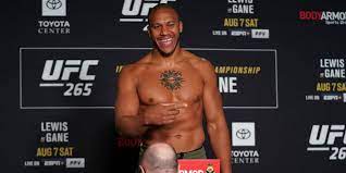 Derrick the black beast lewis is an american professional mixed martial artist in the ufc heavyweight division. 2azuvbdspv0bnm