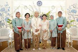 Setelah kedua pengantin resmi menikah secara agama, orang tua dari kedua belah pihak bertemu secara adat jawa. 7 Ide Baju Orang Tua Pengantin Pengantin Pernikahan Perkawinan