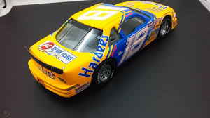 Le titre ne vous propose pas d'incarner tom cruise, mais se décline en fait en un jeu de courses, mettant en scène les voitures du film. Diecast Toy Vehicles Matchbox Days Of Thunder 1 64 Scale Die Cast 18 Russ Wheeler Hardee S Lumina Cars Racing Nascar Stormflowerslondon Com