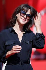 Sophistiquées, colorées ou simple classique vous trouverez ici la coupe qui vous ira. Quelle Coupe Pour Une Femme De 50 Ans Avec Des Lunettes