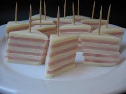 Dacă ești în căutarea unei gustări delicioase și simplu de pregătit, am găsit eu o variantă perfectă: Aperitiv Dobos Lumea Laurei