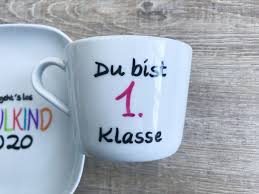 Wenn du dich sicher genug fühlst, überträgst du deinen entwurf mit einem porzellanstift auf die tasse. Geschenkidee Zur Einschulung Geschirr Bemalen Mamahoch2