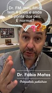 Depende da idade e da frequência com que isso acontece., • Até os 2-3 anos,  muitas crianças andam na ponta dos pés ocasionalmente enquanto exploram  diferentes padrões de marcha. Isso pode ser ...