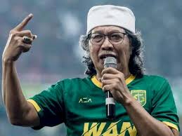 Kalau saya tuhan, dari awal saya tak jadikan kamu, menyusahkan orang saja. Islam Radikal Cak Nun Marah Kalau Kamu Terus Jelekkan Islam Nanti Saya Lapor Pada Tuhan Sumut Indozone Id