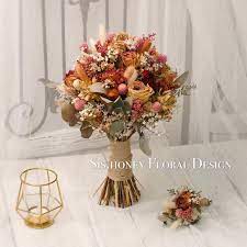 秋意越來越濃 係影pre wedding既好季節 啱啱就有客人訂左set 乾花球連襟花pw用 特別request要深色一點 不要咁sharp 所以花藝師設計左呢個好多秋意感覺既乾花球 由於乾花好脆弱 所以乾 wedding bouquets floral wreath table decorations