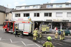 Von allein drei wachen der berufsfeuerwehr sowie vom rettungsdienst und der polizei werden. Feuerwehreinsatz In Bornheim Brand Neben Restaurant In Merten Verlauft Glimpflich