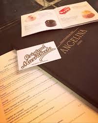 Et C Est Ca Aussi La Magie De Paris Petite Pause Chez Angelina Paris Pour Feter Une Bonne Nouvelle Entre Amis Allez Petit Craquage Sur L Eclair Au Caramel In 2020
