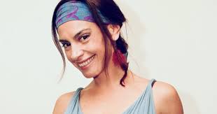 Su primera aparición en televisión fue en la telenovela marrón glacé de canal 13. Detienen A Claudia Burr Por Asistir A Fiesta Clandestina